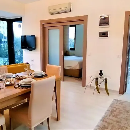 Central Flat With Shared Pool In Kepez